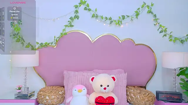 NahiaraReina online show from November 2025 01:33:02 PM