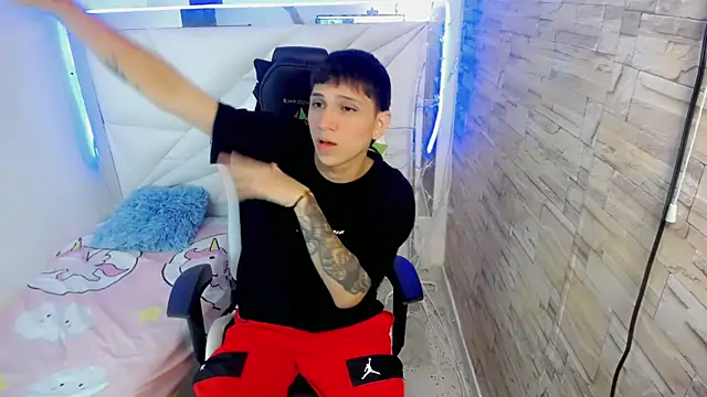 Snapshot of Brayan_lopezz chatting on January 2025 01:08:01 PM Brayan lopezz online show from January 2025 01:08:01 PM