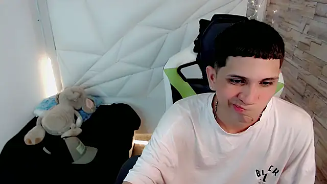 Snapshot of Brayan_lopezz chatting on February 2025 12:44:01 PM Brayan lopezz online show from February 2025 12:44:01 PM