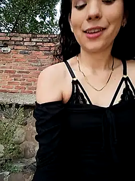 sweet outdoor charm online show from March 2026 07:43:02 PM