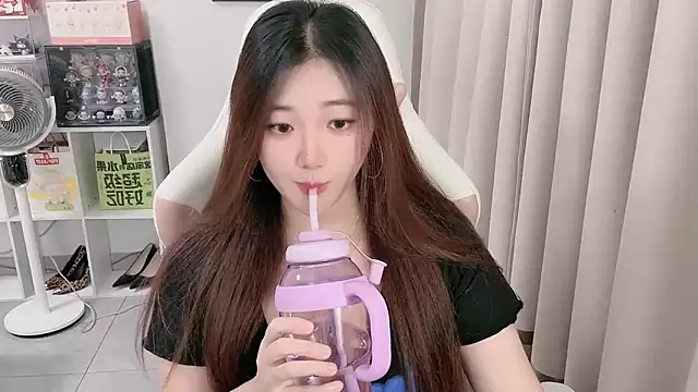 Snapshot of Stars_Elyn chatting on September 2025 01:07:02 PM Stars Elyn online show from September 2025 01:07:02 PM