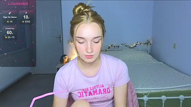 Wild Sophie  online show from October 2025 07:04:01 PM