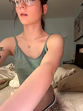 Snapshot of dreamteemergirl chatting on October 2025 10:32:02 PM dreamteemergirl online show from October 2025 10:32:02 PM