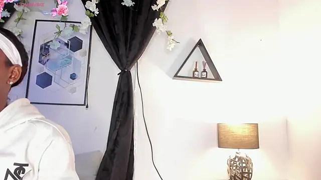 Khenta Michells online show from May 2026 10:29:01 AM