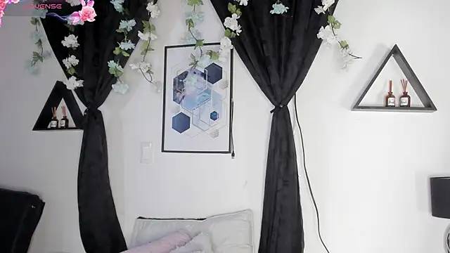 Khenta Michells online show from May 2026 11:03:02 AM