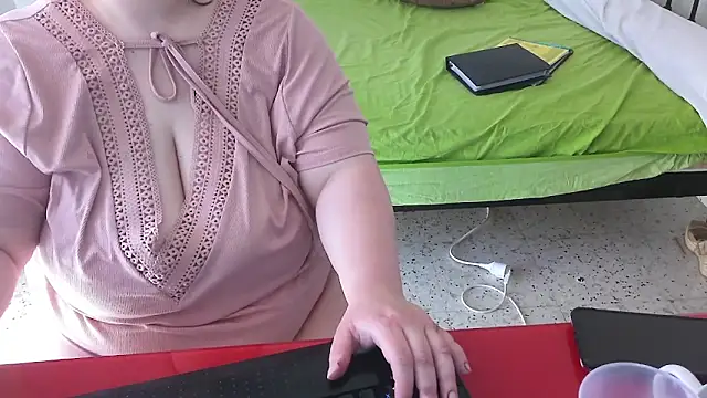 Snapshot of Maebi chatting on June 2026 10:16:01 AM Maebi online show from June 2026 10:16:01 AM