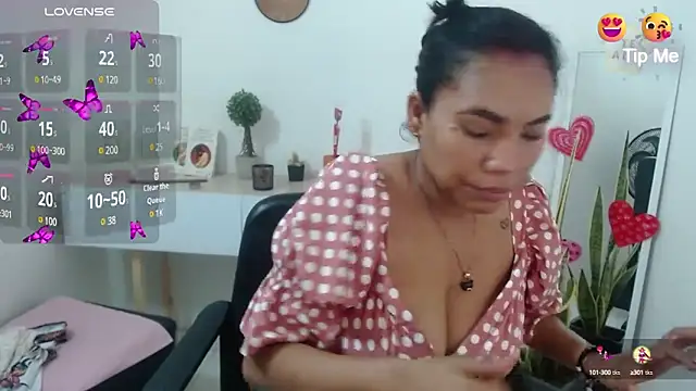 Snapshot of KatrinaReds chatting on February 2025 12:38:01 PM KatrinaReds online show from February 2025 12:38:01 PM