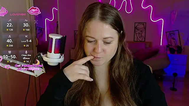 Snapshot of LizzyShine chatting on November 2025 06:45:02 PM LizzyShine online show from November 2025 06:45:02 PM