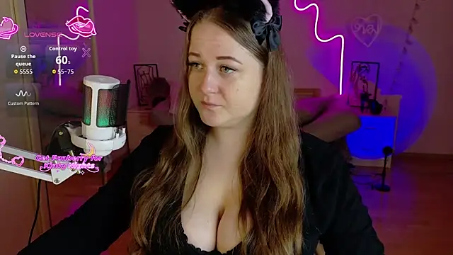 Snapshot of LizzyShine chatting on December 2025 05:33:01 PM LizzyShine online show from December 2025 05:33:01 PM