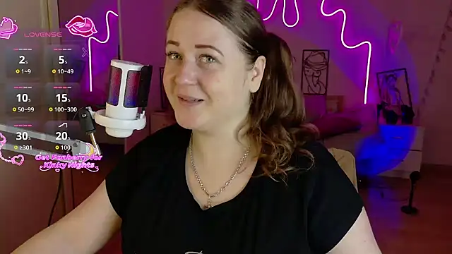 Snapshot of LizzyShine chatting on November 2025 04:33:02 PM LizzyShine online show from November 2025 04:33:02 PM