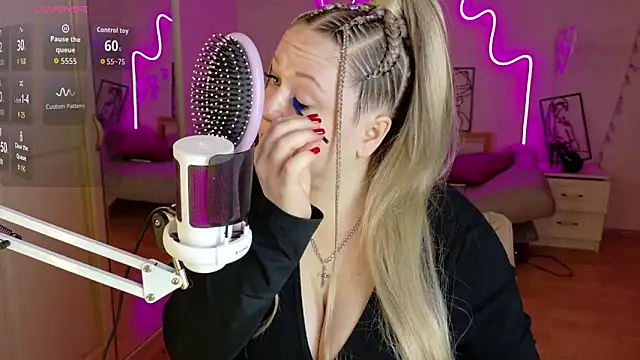 Snapshot of LizzyShine chatting on November 2025 05:01:02 PM LizzyShine online show from November 2025 05:01:02 PM