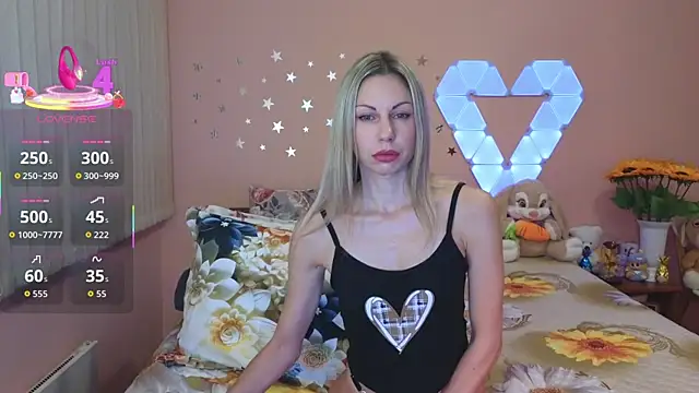 Snapshot of _Loves_ chatting on October 2025 06:42:01 PM  Loves  online show from October 2025 06:42:01 PM