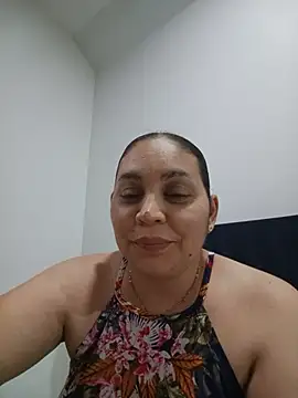 Snapshot of MirandaSoto chatting on June 2026 04:07:01 AM MirandaSoto online show from June 2026 04:07:01 AM