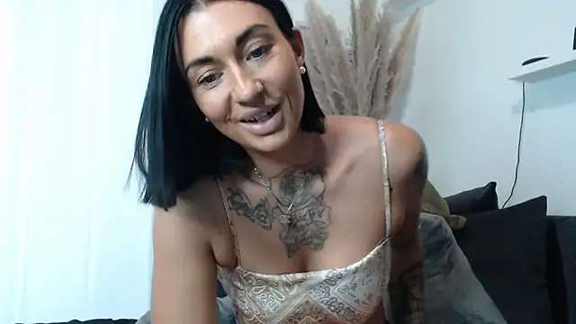 Snapshot of IntiMia chatting on October 2025 07:31:02 AM IntiMia online show from October 2025 07:31:02 AM