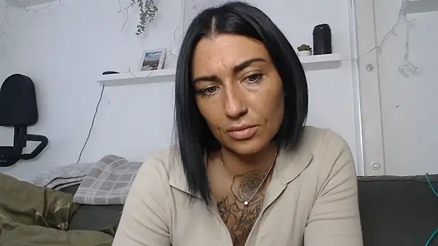 Snapshot of IntiMia chatting on January 2025 07:57:01 AM IntiMia online show from January 2025 07:57:01 AM