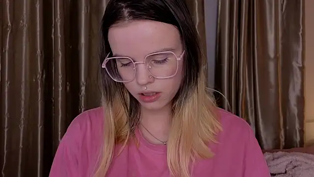 Snapshot of HanaMitsuri chatting on December 2025 03:57:02 PM HanaMitsuri online show from December 2025 03:57:02 PM