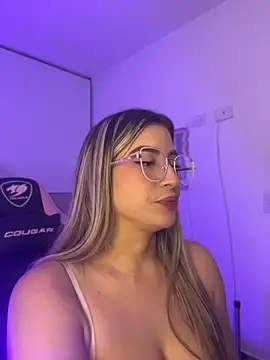 Snapshot of Issabela_G1 chatting on July 2026 04:21:02 AM Issabela G1 online show from July 2026 04:21:02 AM