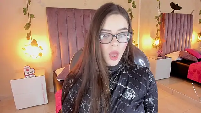 Charlotte Olsen  online show from October 2025 02:09:02 PM