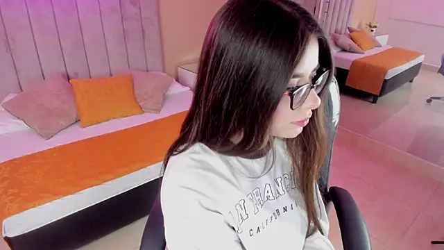 Charlotte Olsen  online show from November 2025 07:39:02 PM