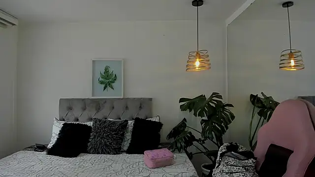 Nami sunny online show from December 2025 05:58:02 PM