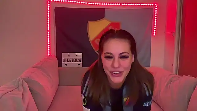 Snapshot of Dif-tjejen chatting on November 2025 07:18:02 PM Dif-tjejen online show from November 2025 07:18:02 PM