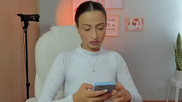 Elena Ruiz online show from January 2025 07:00:01 PM