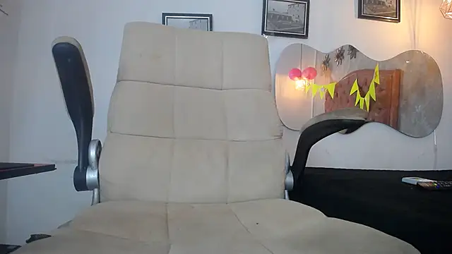 LAURA SMIITH online show from September 2025 12:01:02 PM