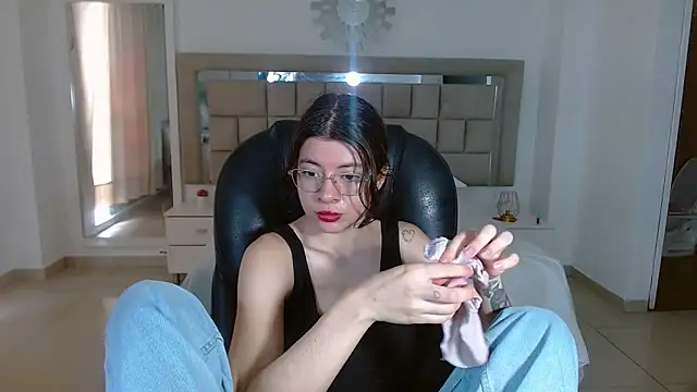 zoecruzz online show from November 2025 03:26:01 PM