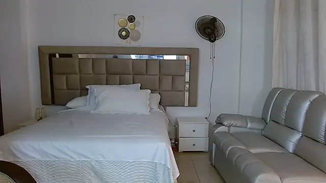 zoecruzz online show from February 2026 02:57:01 PM