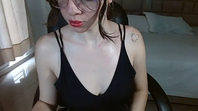 zoecruzz online show from November 2025 03:12:01 PM