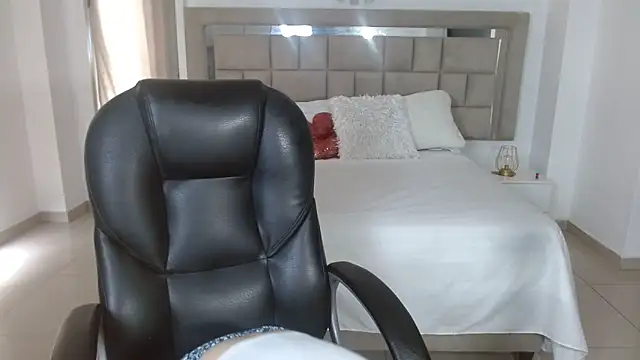 zoecruzz online show from November 2025 03:02:01 PM