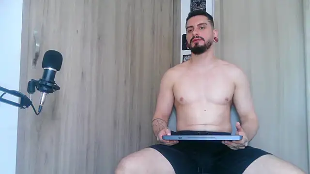 Aaron kwok28 online show from October 2025 09:22:02 PM