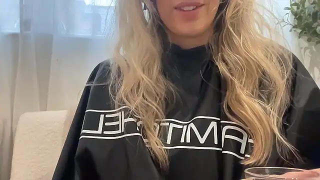 mollywilde online show from November 2025 11:04:02 AM