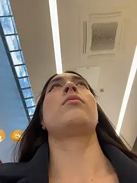 Holly Play online show from January 2026 12:20:01 PM