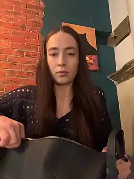 Holly Play online show from May 2026 09:01:01 AM