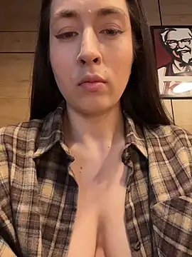 Snapshot of Holly_Play chatting on June 2026 10:05:02 AM Holly Play online show from June 2026 10:05:02 AM
