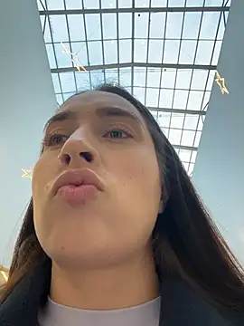 Holly Play online show from November 2025 12:10:01 PM