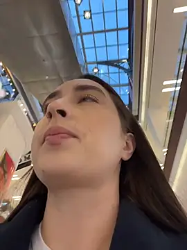 Holly Play online show from November 2025 12:05:02 PM