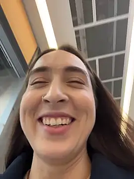 Holly Play online show from November 2025 12:05:02 PM