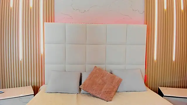 Iris Thompson  online show from November 2025 08:31:02 PM