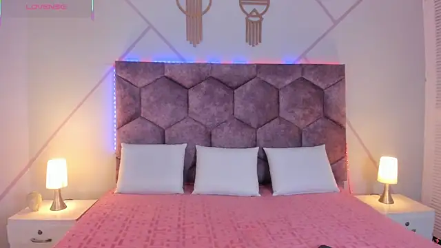 Iris Thompson  online show from November 2025 12:14:01 AM