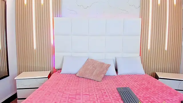 Iris Thompson  online show from October 2025 04:53:02 AM