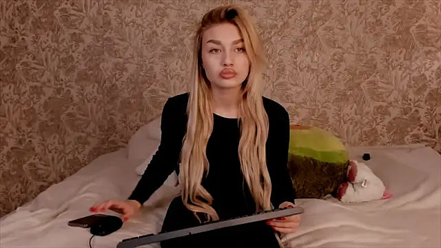 Snapshot of Ella_Milla chatting on March 2025 10:18:02 AM Ella Milla online show from March 2025 10:18:02 AM