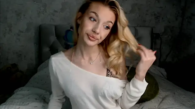 Snapshot of Ella_Milla chatting on June 2026 02:12:02 PM Ella Milla online show from June 2026 02:12:02 PM