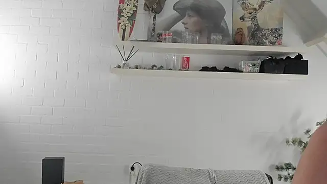 MendiPetite online show from February 2026 09:48:01 PM