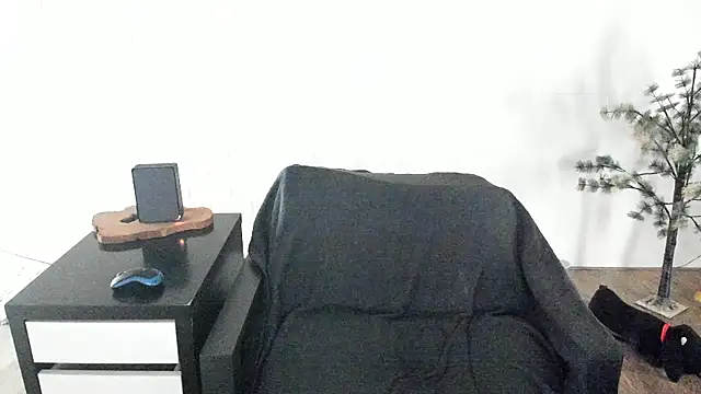 MendiPetite online show from March 2026 09:37:01 PM