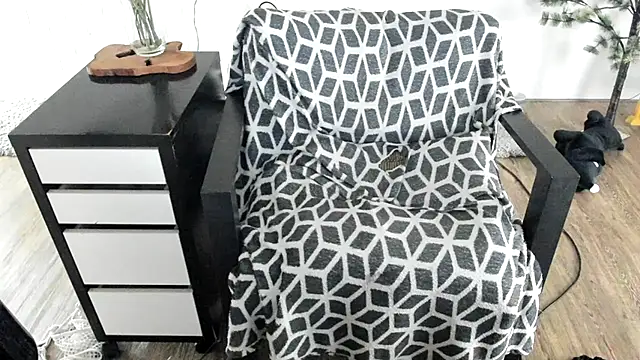 MendiPetite online show from April 2026 08:23:02 PM