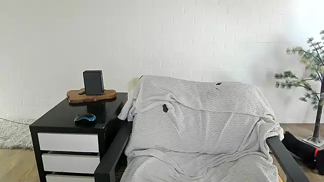 MendiPetite online show from March 2026 10:04:02 AM