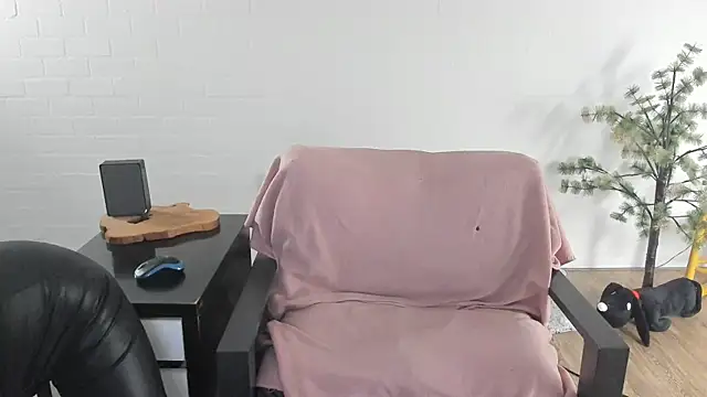 MendiPetite online show from February 2026 06:42:01 PM