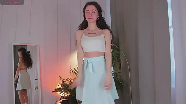 Curly Moon online show from April 2026 07:04:01 AM